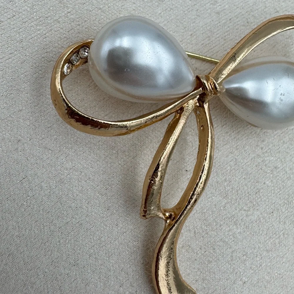 Ecarla Gold Tone Bow Brooch Faux Pearl Teardrop Rhinestone Ribbon Pin VNTG INSPO